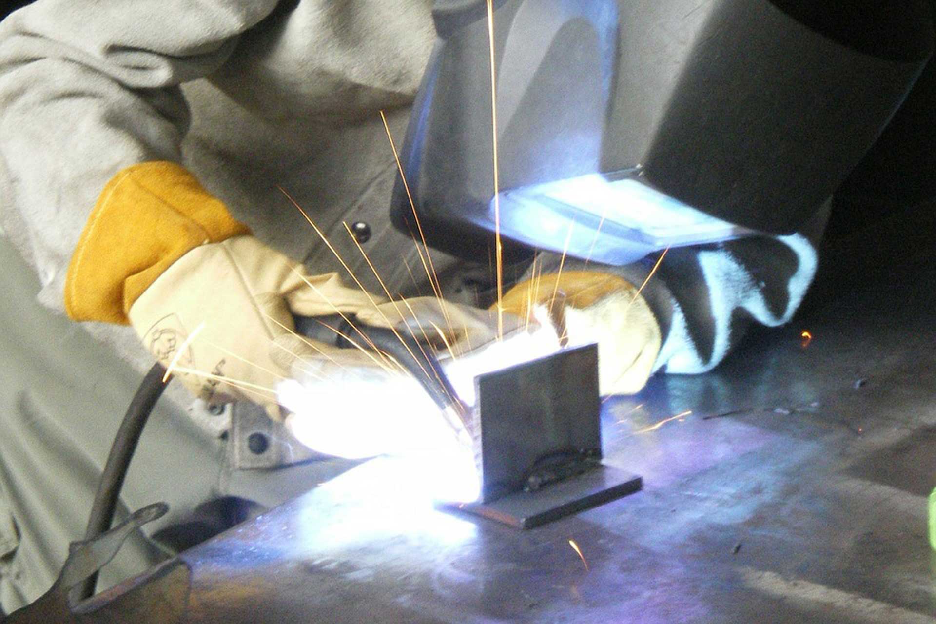 https://www.alatnica-bokan.com/wp-content/uploads/2017/04/welding-71269_1280.jpg